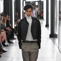 Model transgender pria juga eksis di fashion show ini, seperti Alyssa yang berdomisili di Paris. Model 19 tahun ini lebih senang mendefinisikan gayanya sebagai androgyny. Rasanya itu lebih tepat untuk menjawab pertanyaan tentang gender yang netral, ungkap Alyssa. (Foto: Pascal Le Segretain/Getty Images)