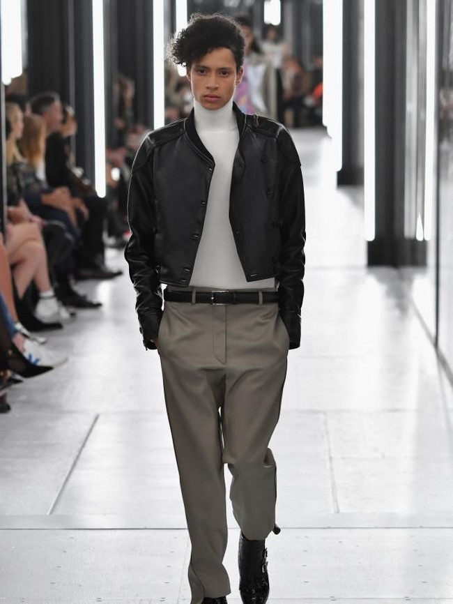 Model transgender pria juga eksis di fashion show ini, seperti Alyssa yang berdomisili di Paris. Model 19 tahun ini lebih senang mendefinisikan gayanya sebagai androgyny. Rasanya itu lebih tepat untuk menjawab pertanyaan tentang gender yang netral, ungkap Alyssa. (Foto: Pascal Le Segretain/Getty Images)