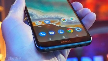 Logo Nokia tampak berada di bagian bawah. Tombol operasionalnya semuanya berada di bagian layar sentuh. Foto: Pocket Lint