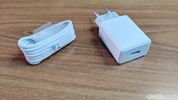 Tidak ketinggalan kabel data dan charger. Foto: Adi Fida Rahman/detikINET