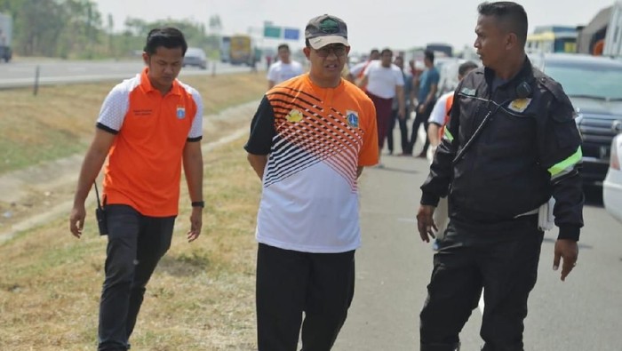 Saat Anies Turun Mobil Bantu Korban Kecelakaan di Tol Cipali