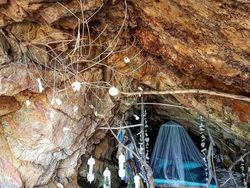 Pose Manusia Gua dan Turis Cantik yang Kagetkan Netizen