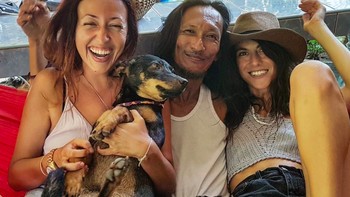 Sepertinya memang dia jago ngobrol dengan para wanita asing. Aktivitasnya sempat mengundang kecurigaan warga setempat, bahkan tempat tinggalnya pernah digeledah polisi. Tapi belum ditemukan ia berbuat kesalahan. Foto: Facebook