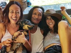 Pose Manusia Gua dan Turis Cantik yang Kagetkan Netizen