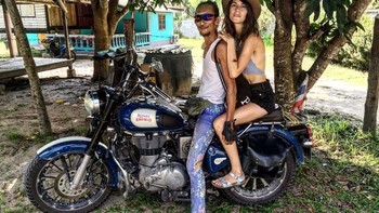 Netizen, terutama kaum pria, cukup banyak yang memuji keberaniannya berkomunikasi dengan wanita asing. Walau tentu tak sedikit pula yang mengecamnya, misalnya curiga foto itu diposting tanpa izin si wanita. Foto: Facebook