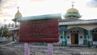 Masjid Al-Falah terletak di Jalan Tambuli, Desa Lolu, Kecamatan Sigi Biromaru, Sulawesi Tengah.
