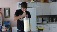 Lihat Aksi Matt Stonie Minum 4.7 Liter Milkshake Kurang Dari 5 Menit!