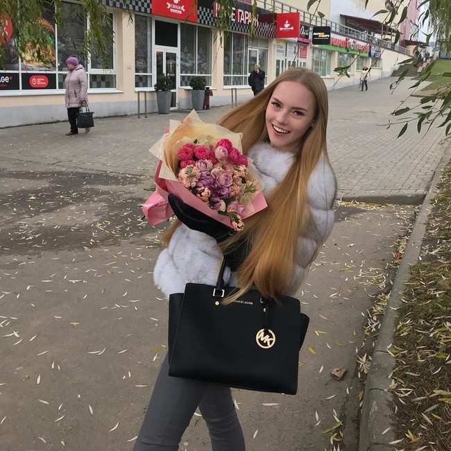 Beberapa busana hingga tas yang dikenakan Oksana pun berasal dari berbagai merek terkenal. Salah satunya pada foto ini, saat Oksana mengenakan tas dari desainer Michael Kors yang dihargai sekitar Rp 6 jutaan. Foto: Instagram @o_neveselaya