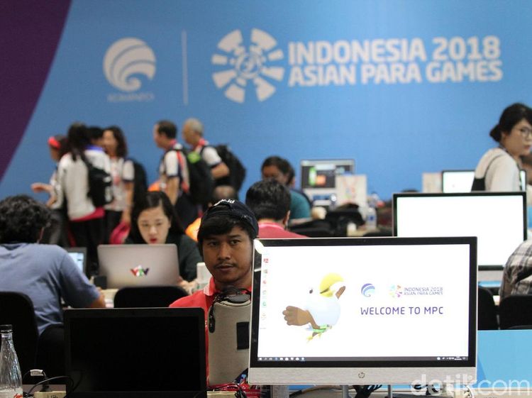 Melihat Kesibukan Ruang Main Press Center Asian Para Games