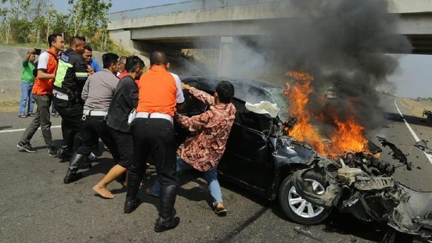 Petugas patwal Anies kemudian bergegas membantu mengeluarkan korban dari mobil.