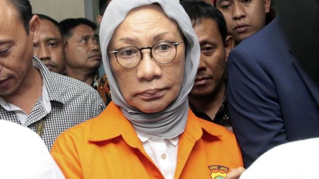 Aktivis Ratna Sarumpaet (tengah) dengan rompi tahanan, di Jakarta, Jumat (5/10).