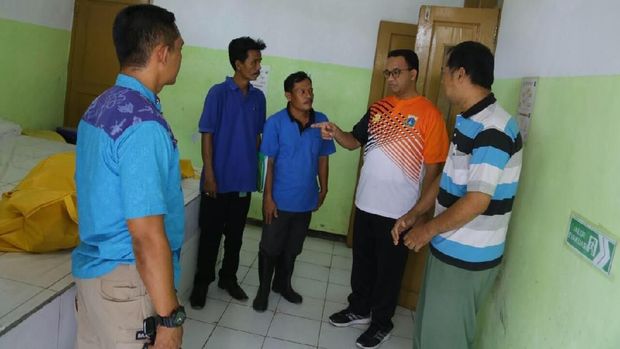 Anies menginstruksikan jajarannya agar segera menolong korban.