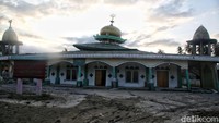 Masjid Al-Falah rusak akibat gempa di Palu.