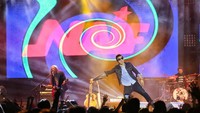 Naif juga pernah merilis album kumpulan lagu terbaik berjudul The Best (2005), album live A Night At Schouwburg (2008), album tribute dari musisi lain bertajuk Mesin Waktu (2007) dan lain-lain.Foto: Hanif Hawari