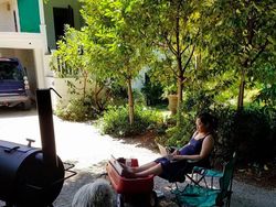 Gaya Apa Adanya Istri Zuckerberg yang Bikin Heran