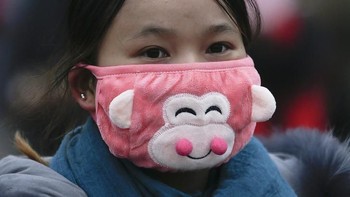 Banyak penduduk China mengenakan masker untuk meminimalkan paparan polusi udara. Agar tidak membosankan, mereka punya bermacam masker dengan model unik. Kalau ini sih, di kota seperti Jakarta juga banyak ditemukan yang seperti ini. Foto: via Brightside