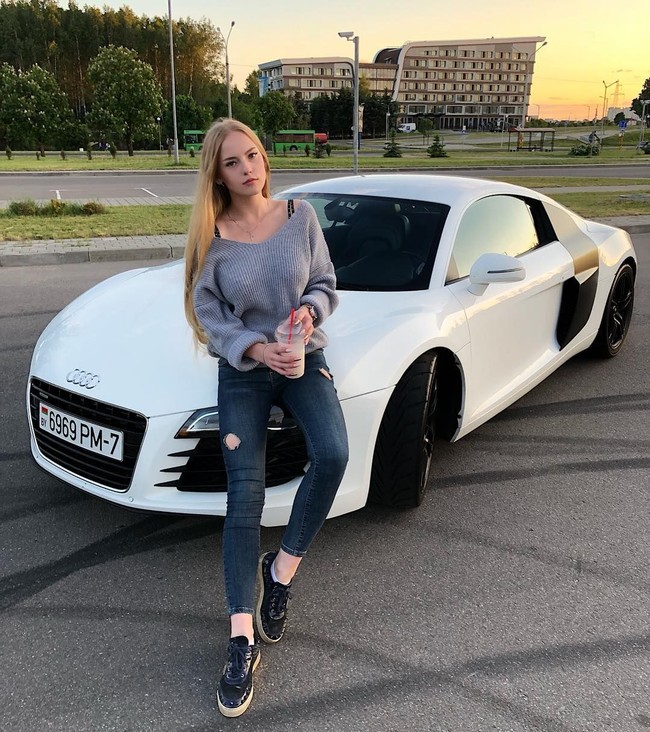 Ini gaya Oksana yang tampil kasual dengan mobil mewah. Foto: Instagram @o_neveselaya