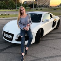 Ini gaya Oksana yang tampil kasual dengan mobil mewah. Foto: Instagram @o_neveselaya