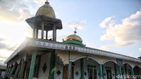 Sebagian tembok masjid Al-Falah ambruk.