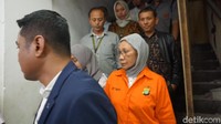 Ratna ditangkap saat hendak terbang ke Chile di Bandara Soekarno-Hatta, Kamis (4/10) kemarin. Polisi juga sempat menggeledah rumah Ratna dan menyita barang bukti. (Foto: Kanavino Ahmad Rizqo/detikcom)