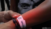 Petugas memindai tiket yang dimiliki penonton.