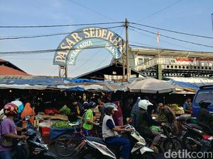 Pasca Kebakaran, Sebagian Pedagang Pasar Sederhana Masih Berjualan