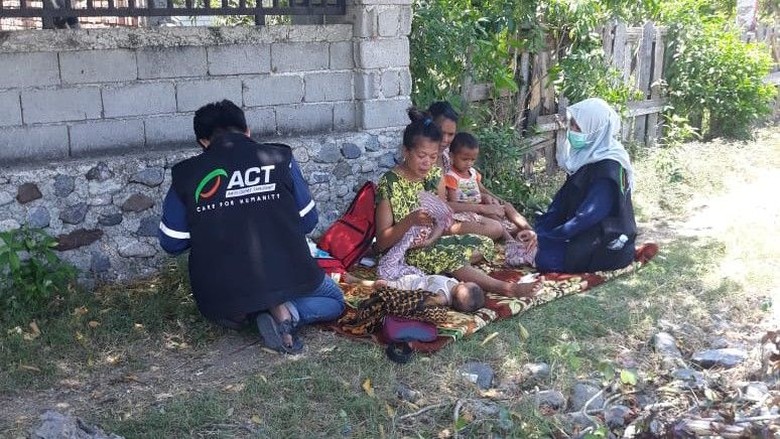 Relawan Selamatkan Balita Kurang Gizi dari Pengungsian di Palu Relawan Selamatkan Balita Kurang Gizi dari Pengungsian di Palu