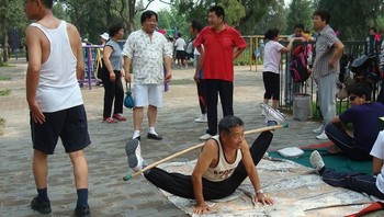 Di taman-taman di China mudah ditemukan sekelompok orang berolahraga. Siapa saja boleh ikut dari anak-anak sampai lansia. Olahraga berkelompok membantu orang China menjaga kebugaran fisiknya. Foto: via Brightside