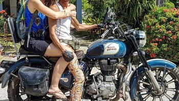 Tidak jelas apa pekerjaannya, tapi dia memiliki sepeda motor cukup bagus yang kadang dinaikin turis wanita yang didekatinya. Foto: Facebook