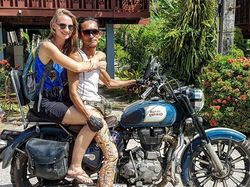 Pose Manusia Gua dan Turis Cantik yang Kagetkan Netizen