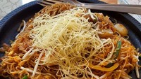 Mie Hong Kong pakai mie telur tang sedikit lebar dipadu udang dan sayuran plus taburan telur dadar. Aduh enaknya! Foto : Instagram @angel.goh