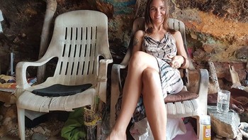 Ini salah satu turis wanita yang berkunjung ke guanya. Foto: Facebook