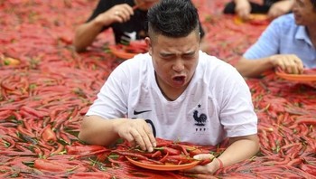 Di China, ada lomba makan cabai di dalam kolam. Jadi peserta makan cabai sambil berendam di kolam berisi cabai. Semoga hadiahnya sepadan. Foto: via Brightside