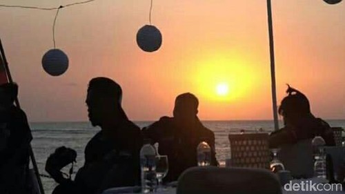 Wisatawan di Pantai Senggigi