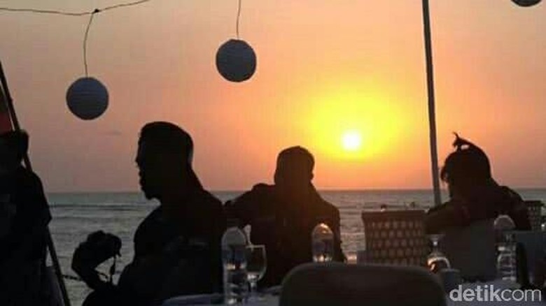 Wisatawan di Pantai Senggigi Wisatawan di Pantai Senggigi