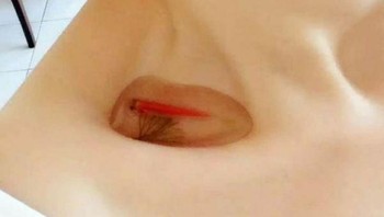 Ada kebiasaan aneh wanita membawa ikan di ceruk tulang selangka. Ini untuk memperlihatkan betapa kurusnya mereka. Foto: via Brightside