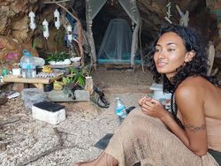 Pose Manusia Gua dan Turis Cantik yang Kagetkan Netizen