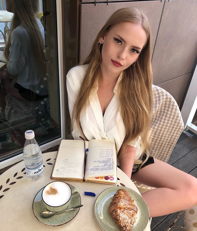 Wanita asal Rusia ini menjalani hidupnya dengan travelling ke berbagai tempat di dunia dan menikmati banyak makanan lezat. Foto: Instagram @o_neveselaya