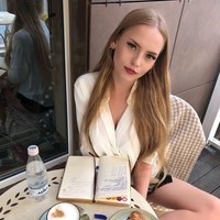 Wanita asal Rusia ini menjalani hidupnya dengan travelling ke berbagai tempat di dunia dan menikmati banyak makanan lezat. Foto: Instagram @o_neveselaya