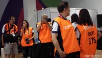 Beberapa fotografer dari media China tampak berfoto.
