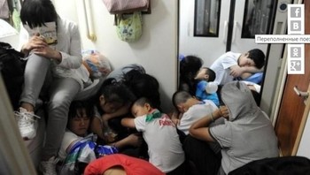 Kenyamanan bagi warga China nomor sekian. Tak masalah beli tiket tanpa dapat duduk, bahkan untuk perjalanan kereta yang panjang. Foto: via Brightside