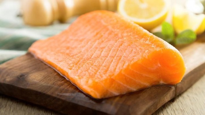 Salmon merupakan salah satu makanan yang bisa membantu pemulihan stroke. Foto: iStock Salmon merupakan salah satu makanan yang bisa membantu pemulihan stroke. Foto: iStock