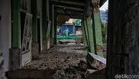 Hingga kini puing-puing bangunan masih dibiarkan berserakan di lantai.