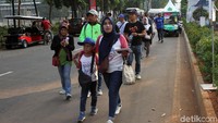 Warga berbondong-bondong menuju GBK.