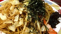 Yaki soba yang lebih komplet. Dipadukan udang, kol, dan ditaburi nori. Sedapnya! Foto : Instagram @petro1730