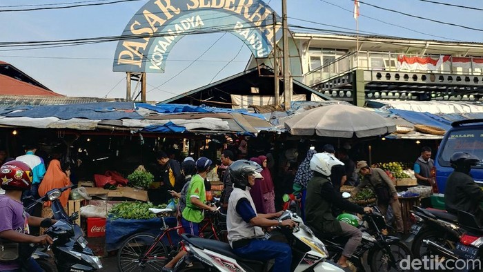 Pasca kebakaran yang menghanguskan sebagian besar belakang Pasar Sederhana, para pedagang yang tak terkena dampak tetap beraktifitas normal.