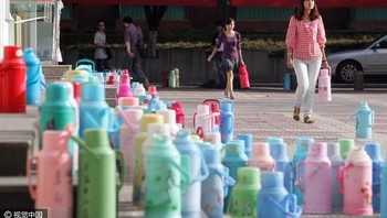 Orang China senang membawa termos air panas kemana-mana. Minum air hangat membantu mencegah banyak penyakit. Jadi kalau sakit, minum air hangat yang banyak. Foto: via Brightside