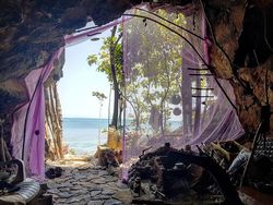 Pose Manusia Gua dan Turis Cantik yang Kagetkan Netizen