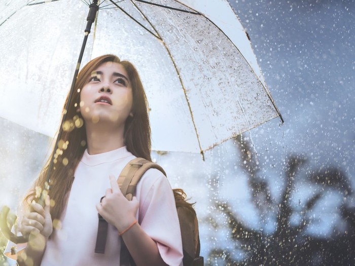 Lakukan Hal Ini Agar Tetap Fit Saat Traveling di Musim Hujan