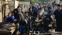 Sementara itu para pedagang yang lapaknya terbakar terlihat sedang melakukan bersih-bersih. Beberapa di antaranya mencoba memunguti sejumlah barang yang masih bisa diselamatkan.